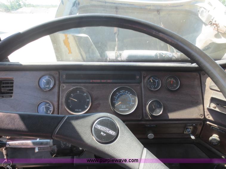 image for item D2104 1988 Freightliner FLC11242T semi truck