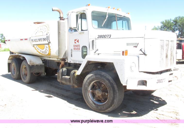 image for item F7416 1975 International Paystar 5000 water truck