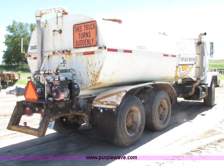 image for item F7416 1975 International Paystar 5000 water truck