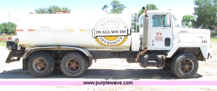 image for item F7416 1975 International Paystar 5000 water truck