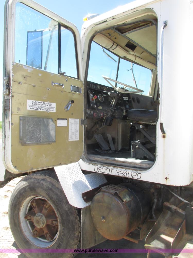 image for item F7416 1975 International Paystar 5000 water truck