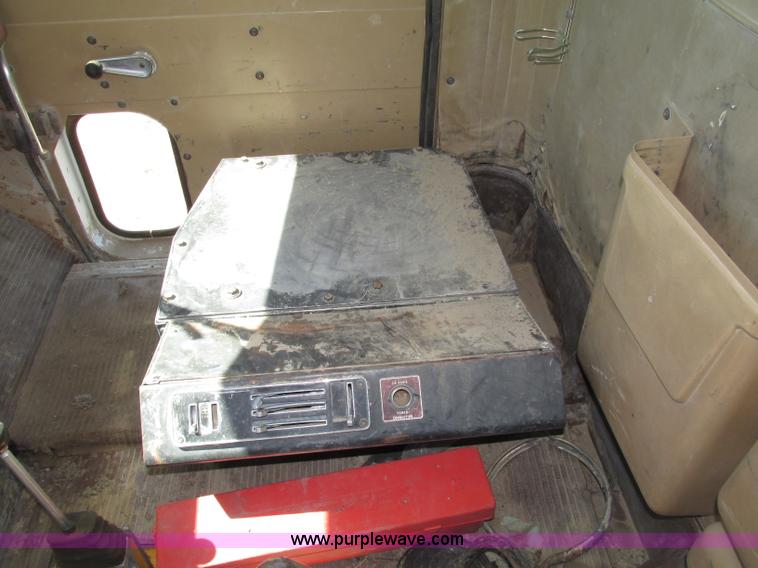 image for item F7416 1975 International Paystar 5000 water truck