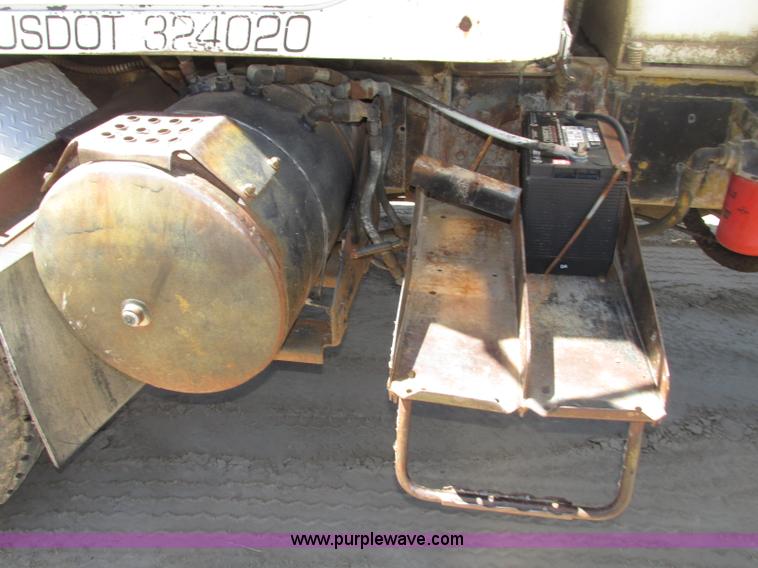 image for item F7416 1975 International Paystar 5000 water truck