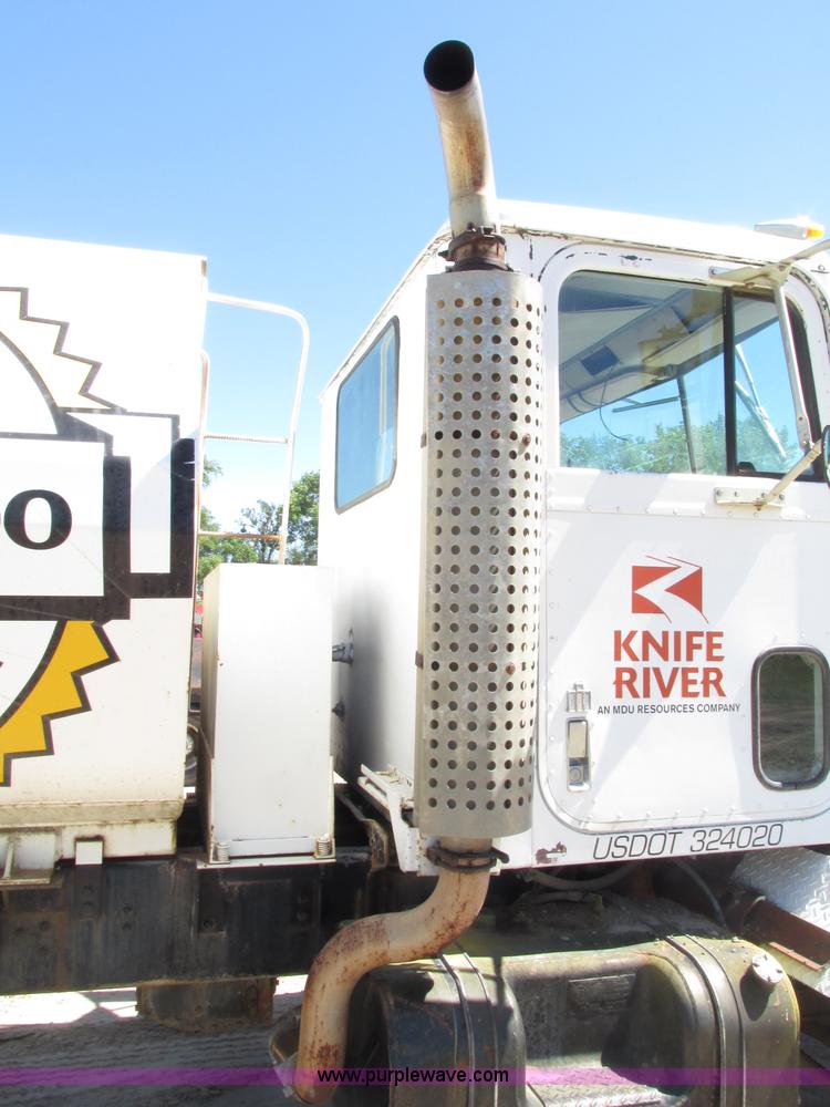 image for item F7416 1975 International Paystar 5000 water truck