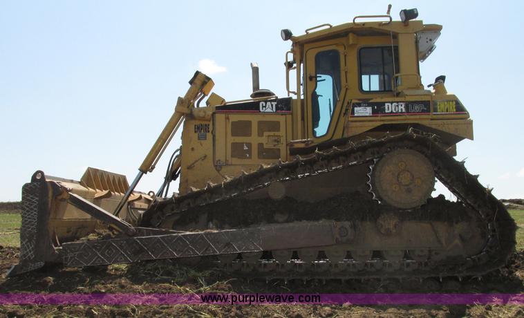 image for item F7433 1996 Caterpillar D6R LGP dozer