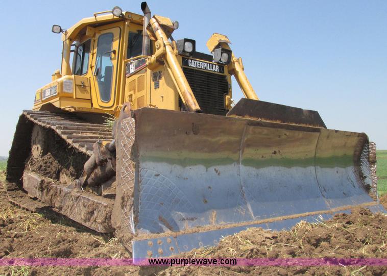 image for item F7433 1996 Caterpillar D6R LGP dozer