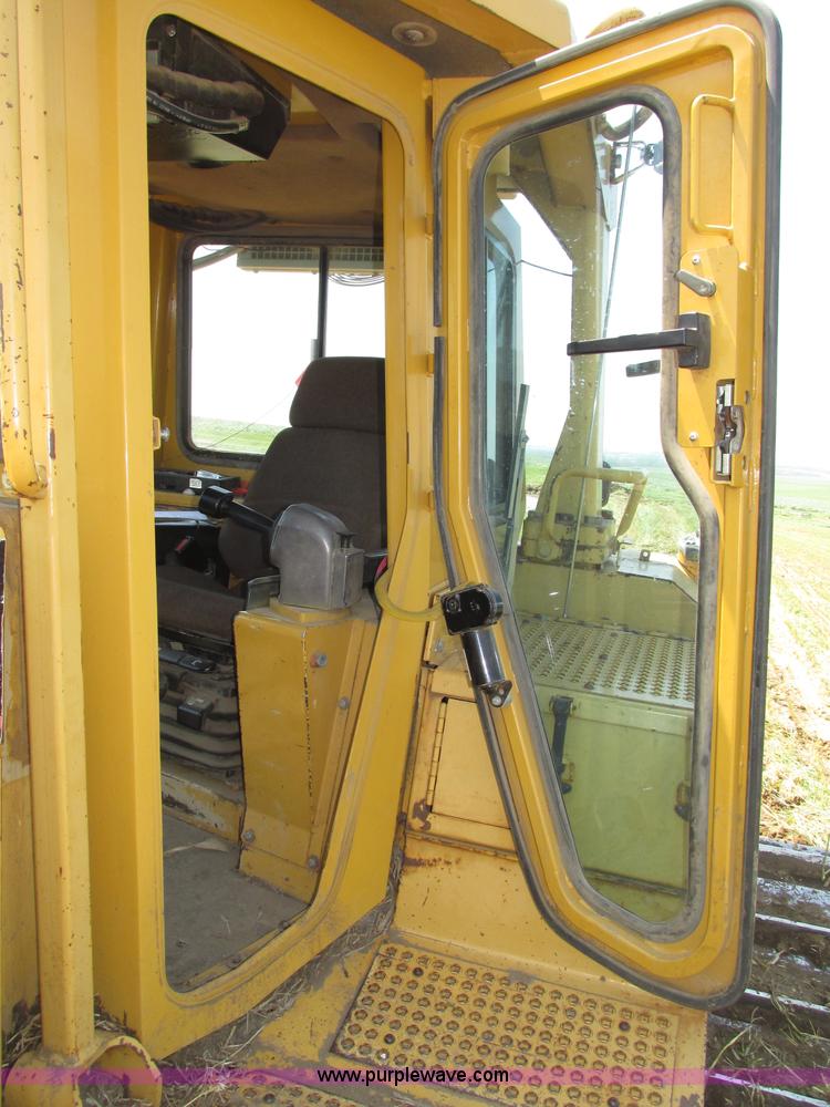 image for item F7433 1996 Caterpillar D6R LGP dozer