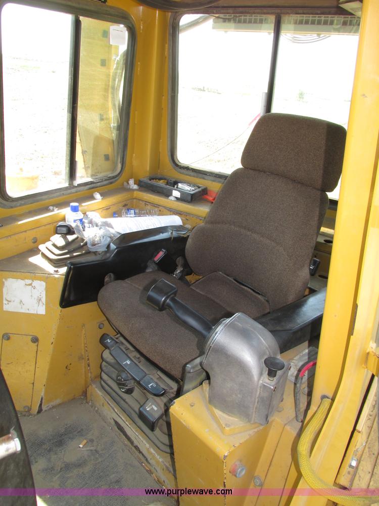 image for item F7433 1996 Caterpillar D6R LGP dozer