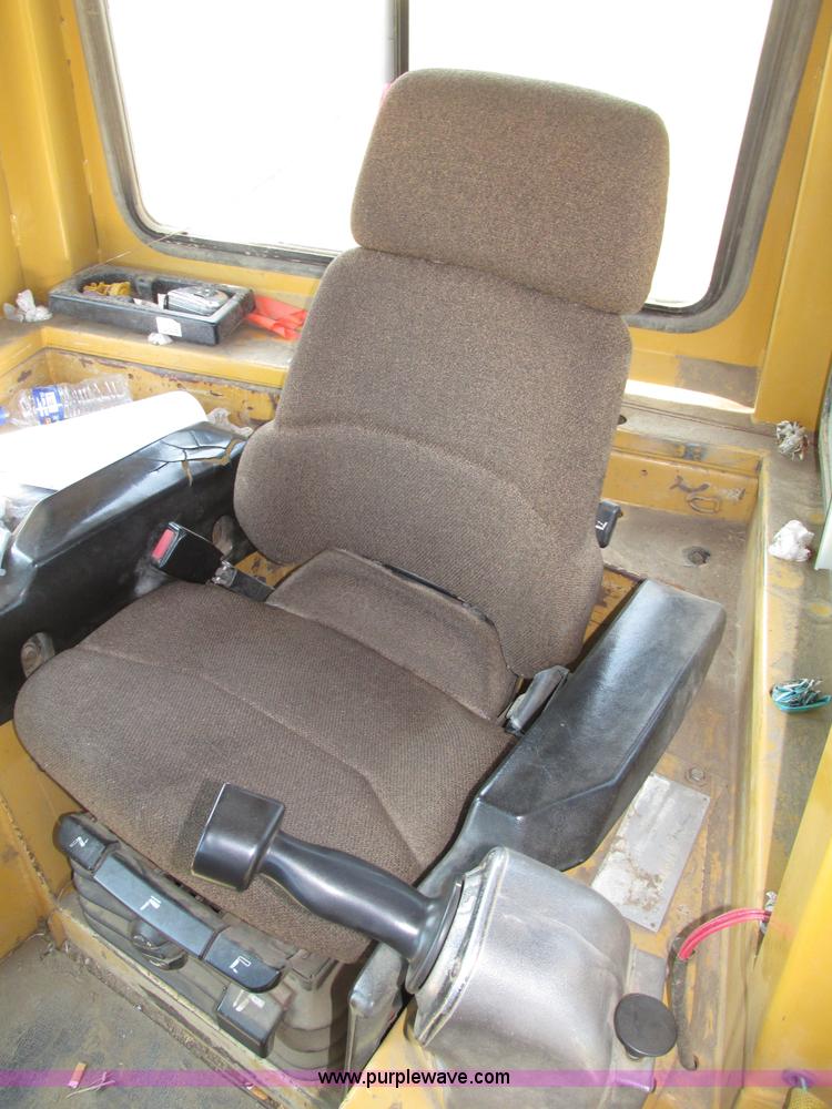 image for item F7433 1996 Caterpillar D6R LGP dozer