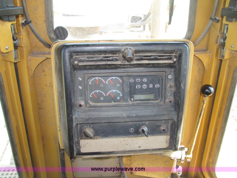 image for item F7433 1996 Caterpillar D6R LGP dozer
