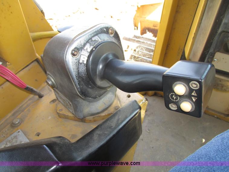 image for item F7433 1996 Caterpillar D6R LGP dozer