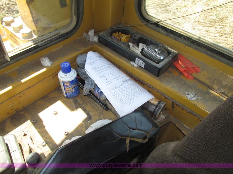 image for item F7433 1996 Caterpillar D6R LGP dozer