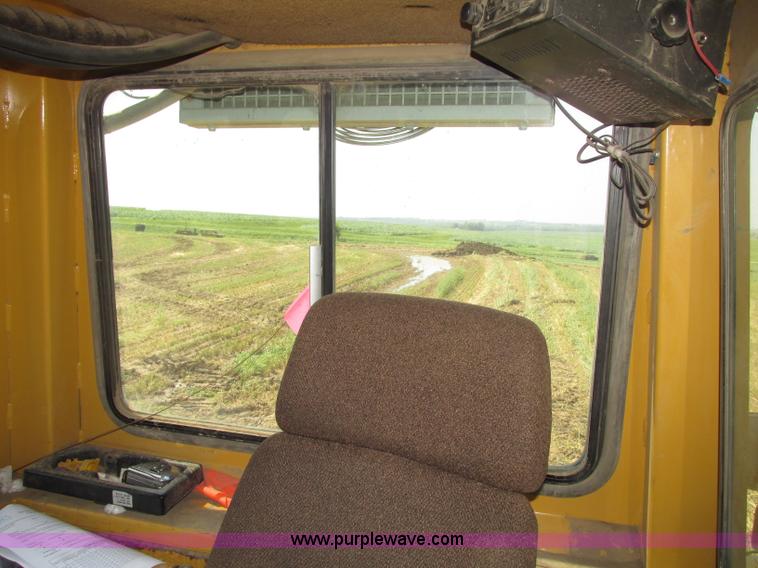 image for item F7433 1996 Caterpillar D6R LGP dozer