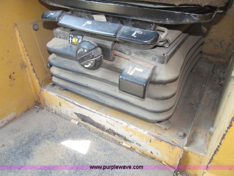 image for item F7433 1996 Caterpillar D6R LGP dozer