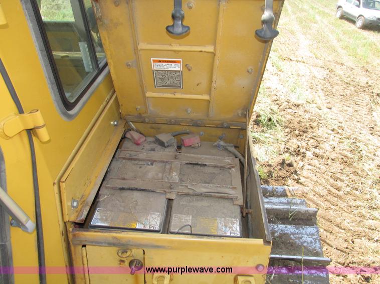 image for item F7433 1996 Caterpillar D6R LGP dozer