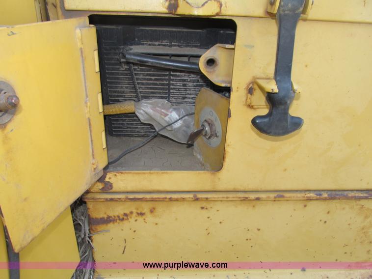 image for item F7433 1996 Caterpillar D6R LGP dozer