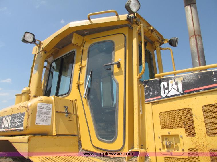 image for item F7433 1996 Caterpillar D6R LGP dozer