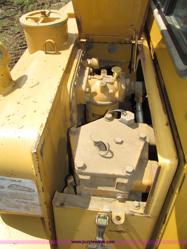 image for item F7433 1996 Caterpillar D6R LGP dozer