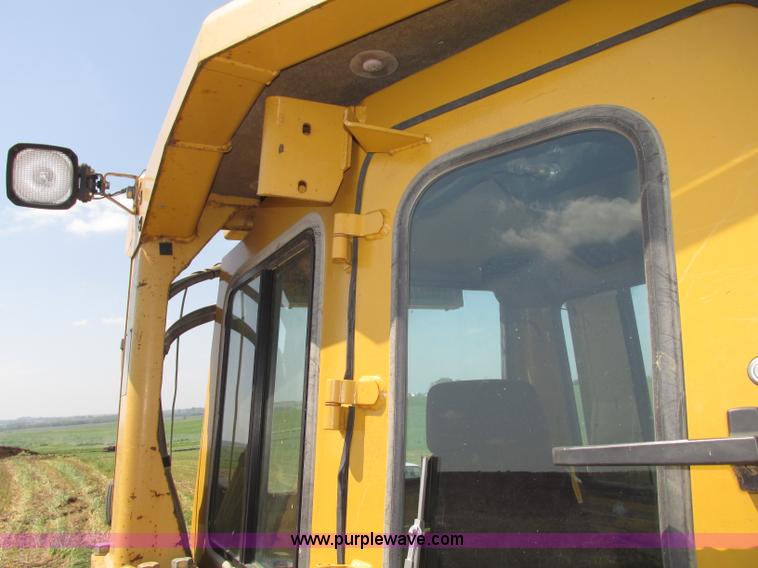 image for item F7433 1996 Caterpillar D6R LGP dozer