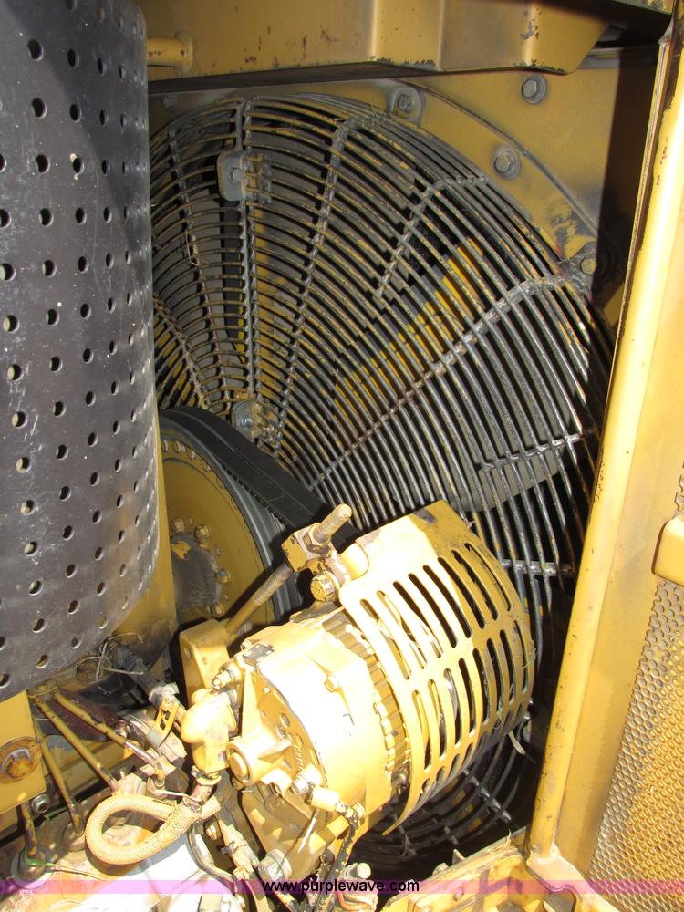 image for item F7433 1996 Caterpillar D6R LGP dozer