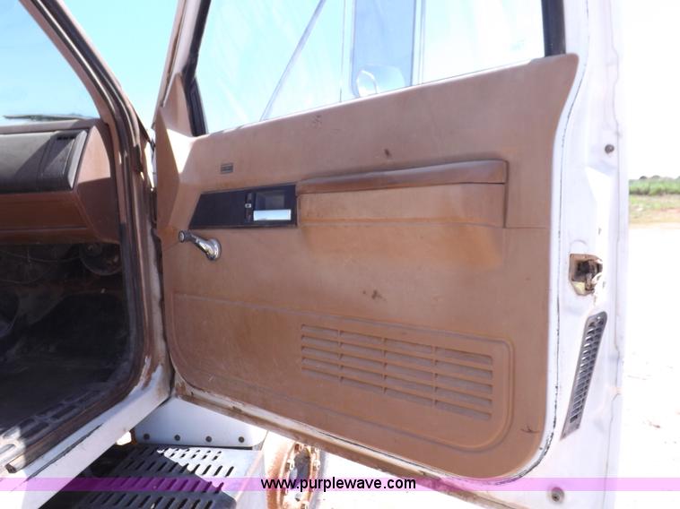 image for item H1796 1991 Chevrolet Kodiak utility truck