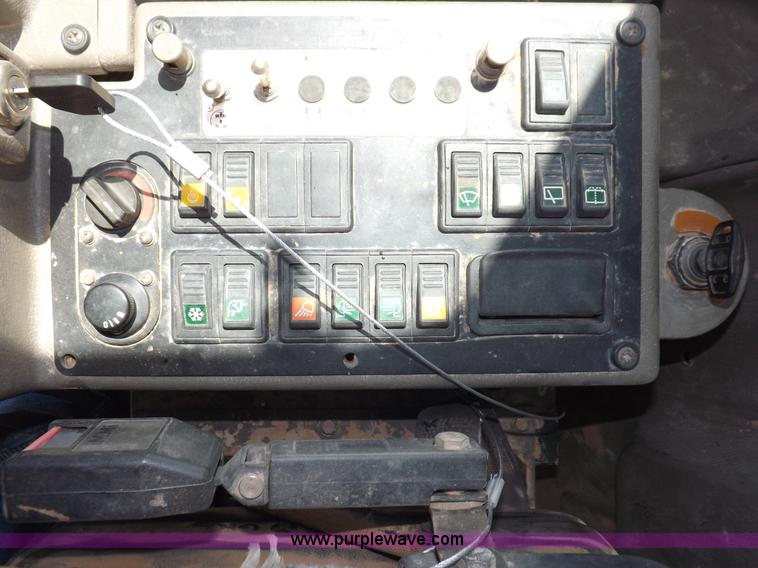 image for item H1798 2002 Case 865 articulated motor grader