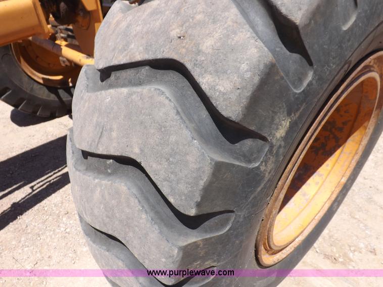 image for item H1798 2002 Case 865 articulated motor grader