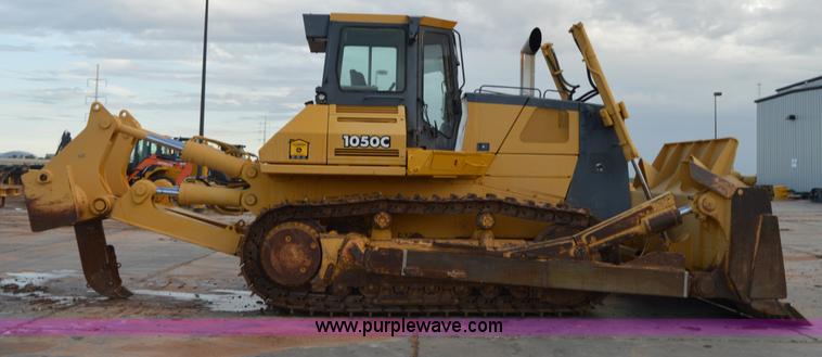 image for item H2951 2001 John Deere 1050C dozer