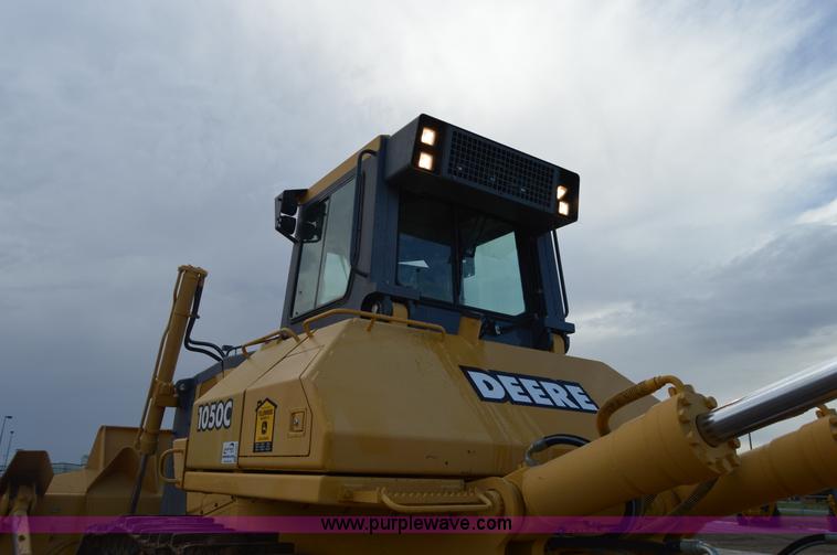 image for item H2951 2001 John Deere 1050C dozer