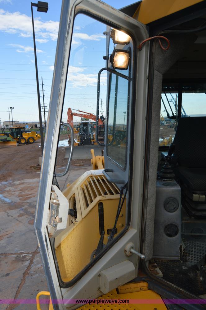 image for item H2951 2001 John Deere 1050C dozer