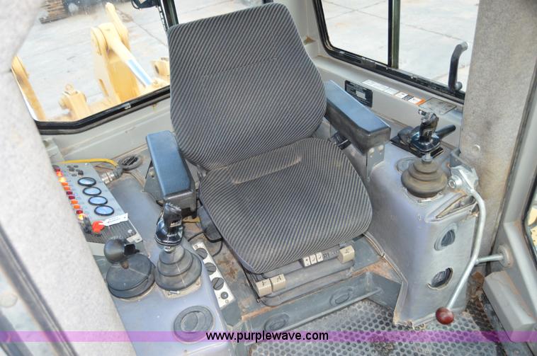 image for item H2951 2001 John Deere 1050C dozer