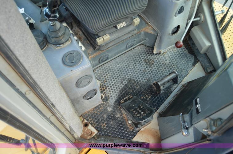 image for item H2951 2001 John Deere 1050C dozer