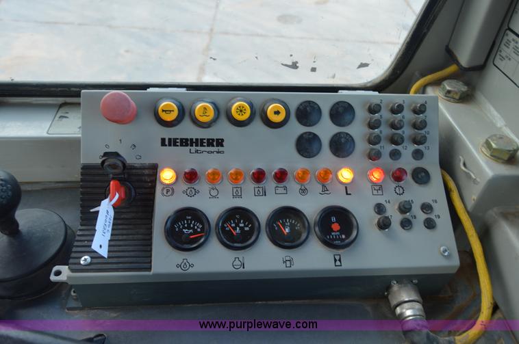 image for item H2951 2001 John Deere 1050C dozer