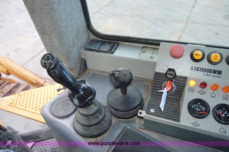 image for item H2951 2001 John Deere 1050C dozer