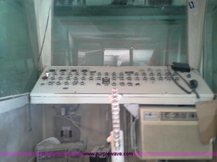 image for item H2957 2005 Trailmobile electric control van