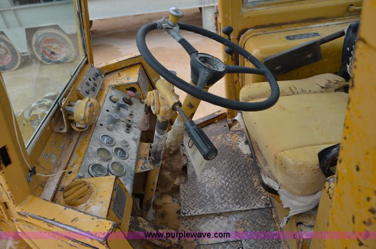 image for item H2975 1970 Caterpillar 930 wheel loader
