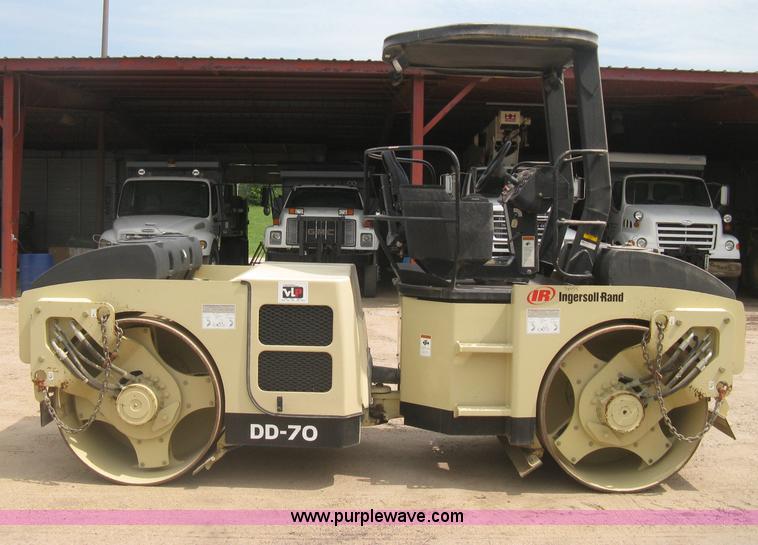 image for item H5362 2002 Ingersoll Rand DD70 articulated smooth drum vibratory roller