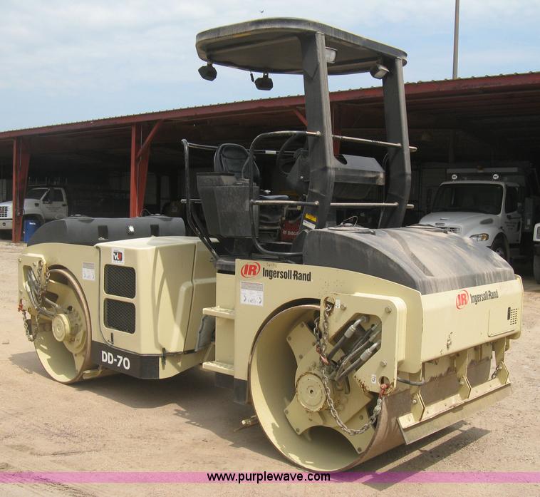 image for item H5362 2002 Ingersoll Rand DD70 articulated smooth drum vibratory roller