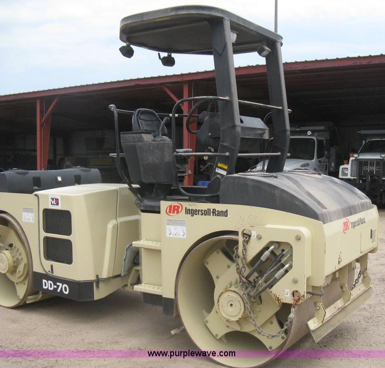 image for item H5362 2002 Ingersoll Rand DD70 articulated smooth drum vibratory roller
