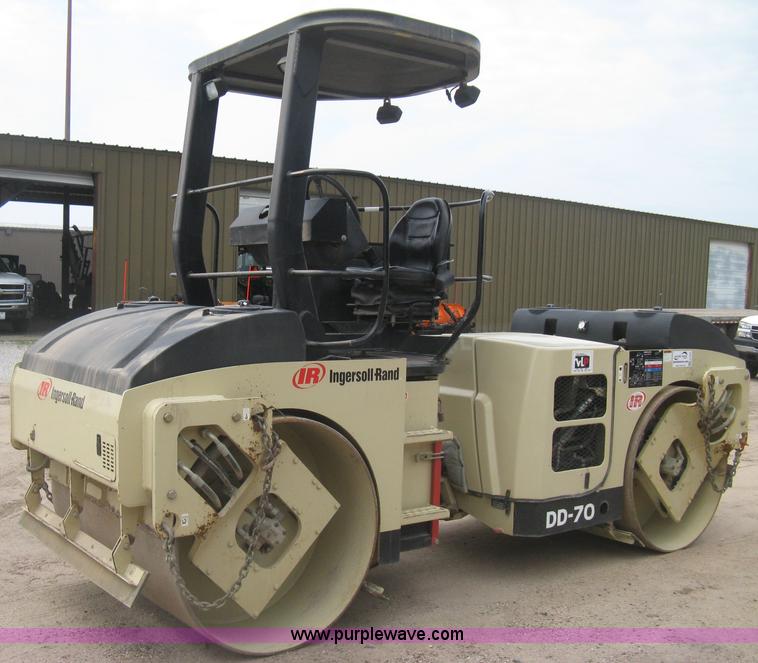 image for item H5362 2002 Ingersoll Rand DD70 articulated smooth drum vibratory roller