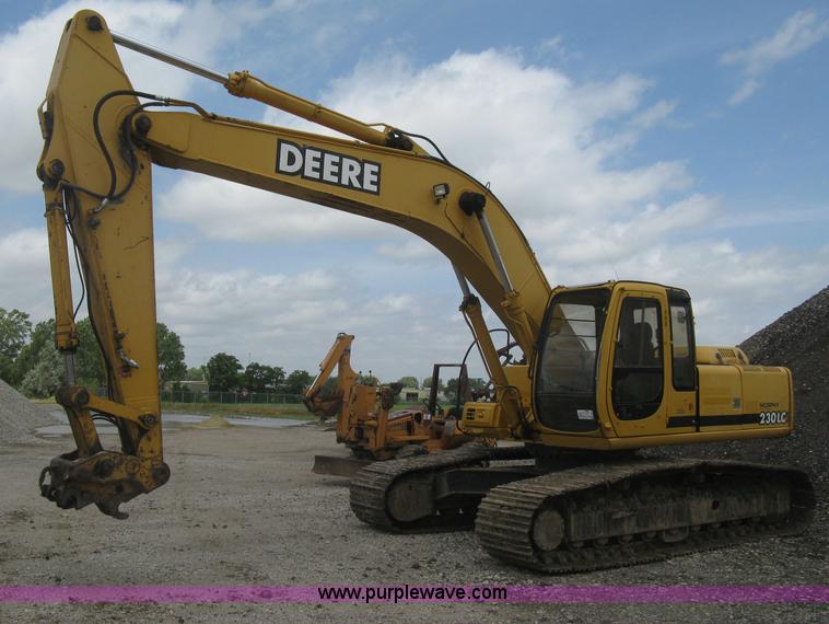 image for item H5408 2001 John Deere 230LC excavator