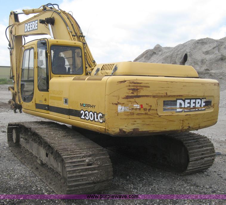 image for item H5408 2001 John Deere 230LC excavator