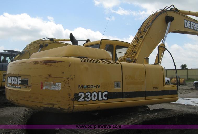 image for item H5408 2001 John Deere 230LC excavator
