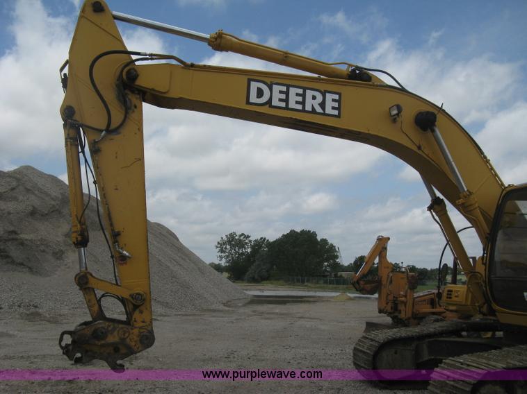 image for item H5408 2001 John Deere 230LC excavator
