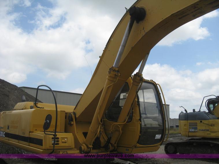 image for item H5408 2001 John Deere 230LC excavator