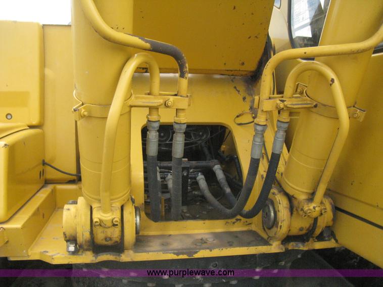 image for item H5408 2001 John Deere 230LC excavator