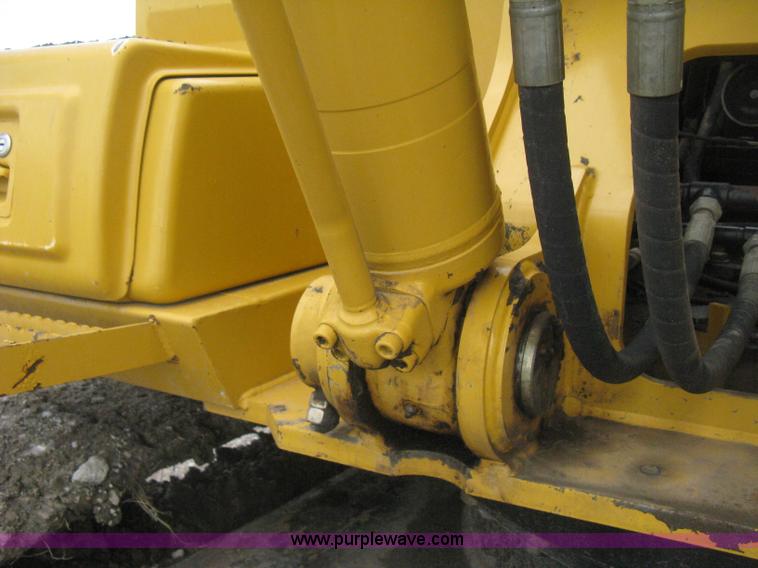 image for item H5408 2001 John Deere 230LC excavator