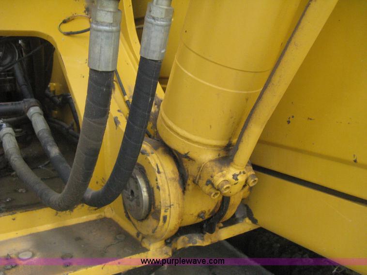 image for item H5408 2001 John Deere 230LC excavator