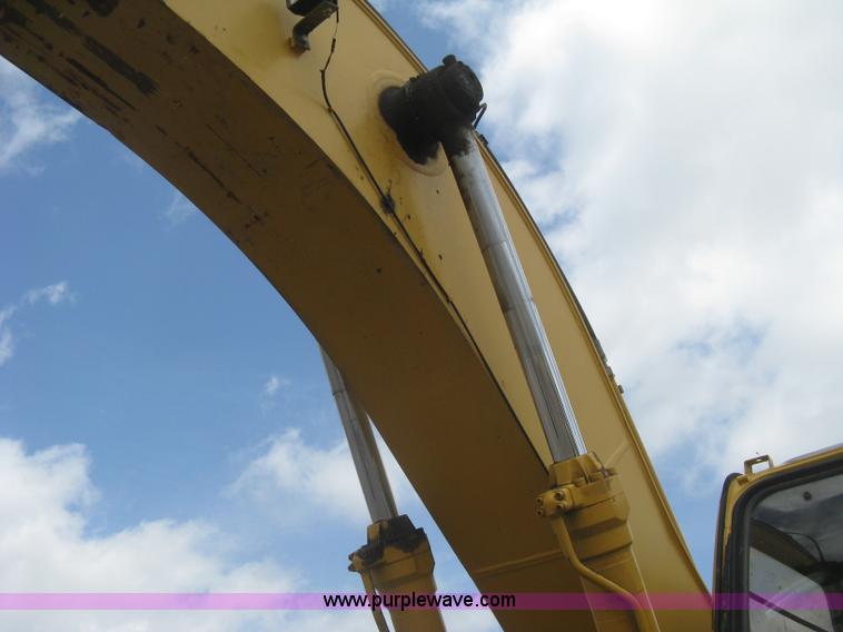 image for item H5408 2001 John Deere 230LC excavator