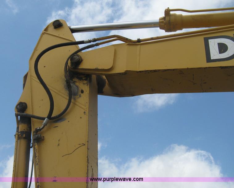 image for item H5408 2001 John Deere 230LC excavator